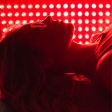 600W hogar Ues cerca de la aleación de aluminio infrarroja del dispositivo de la terapia de la luz del LED 2